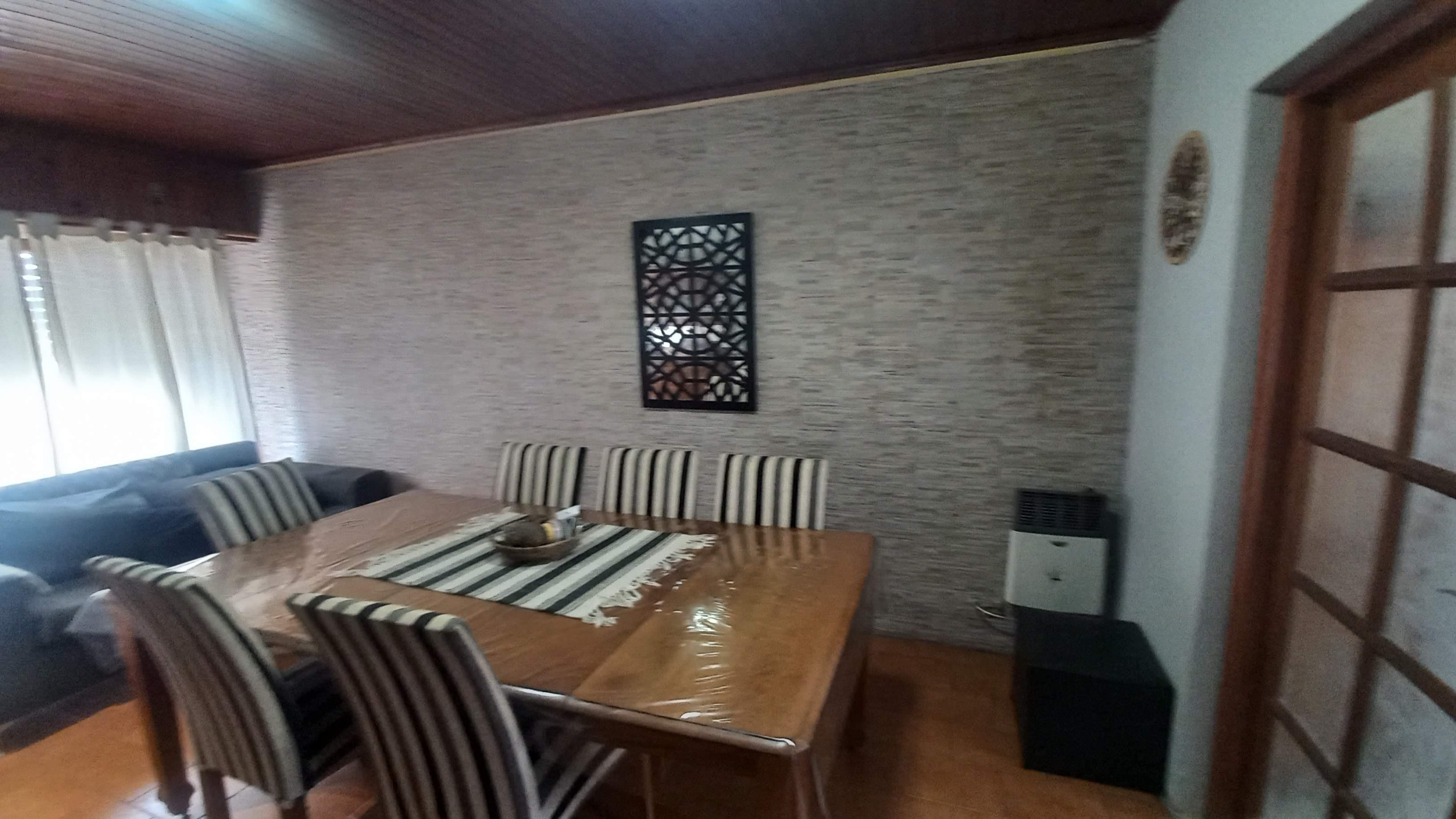 Casa con 2 dormitorios, pileta de natación, y garage pasante.   - 2