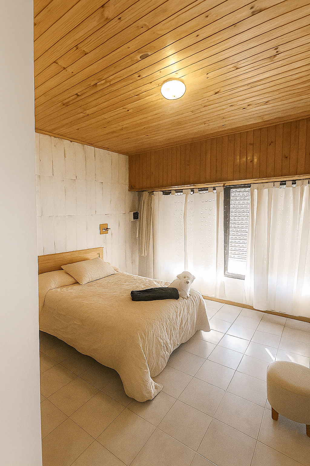 Casa con 2 dormitorios, pileta de natación, y garage pasante.   - 4