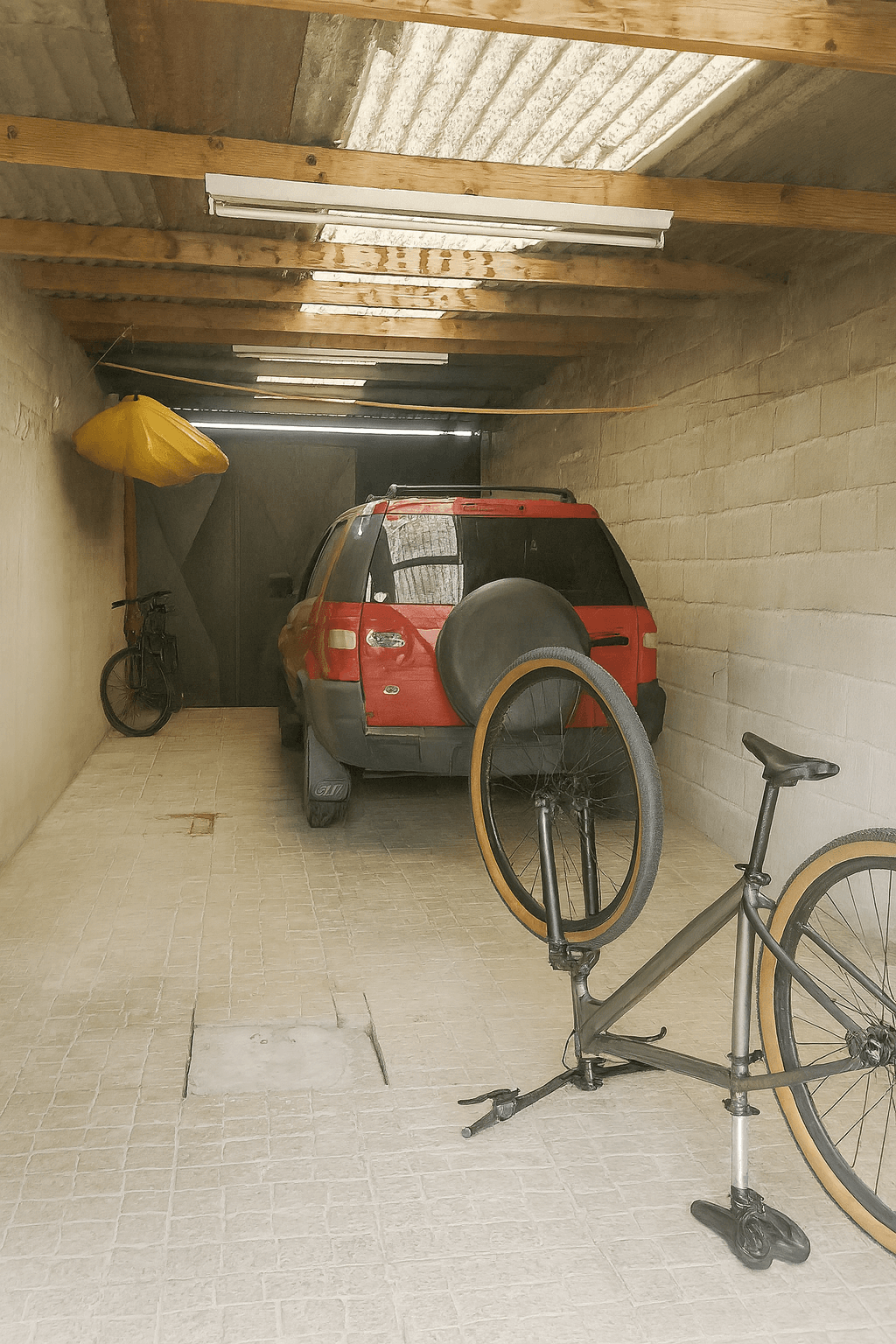 Casa con 2 dormitorios, pileta de natación, y garage pasante.   - 12