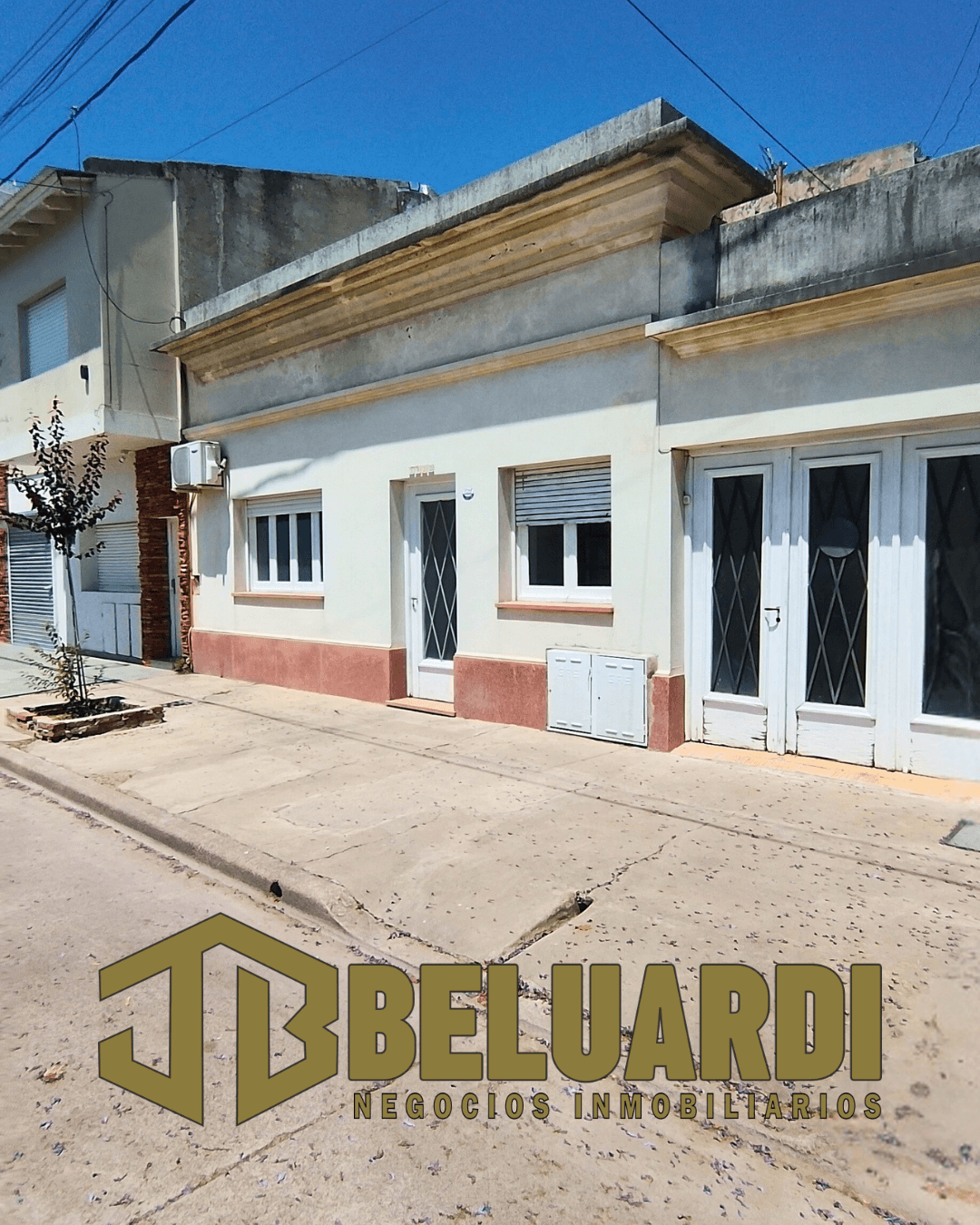 Casa de 3 dormitorios y departamento en planta alta en Mariano Moreno 