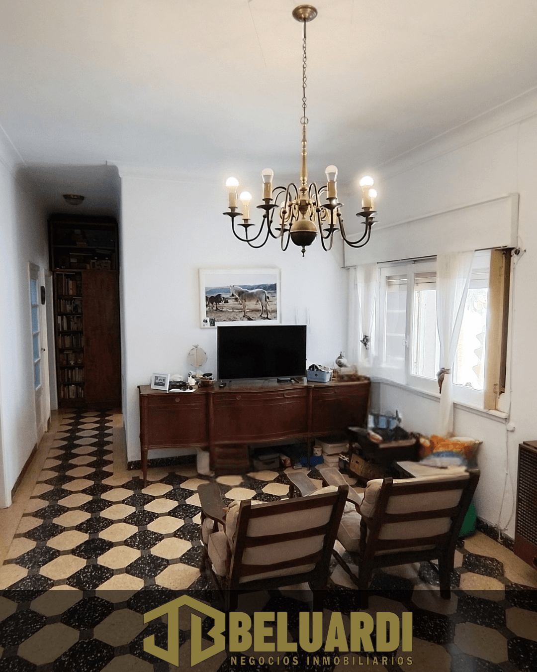 Casa de 3 dormitorios y departamento en planta alta en Mariano Moreno  - 2