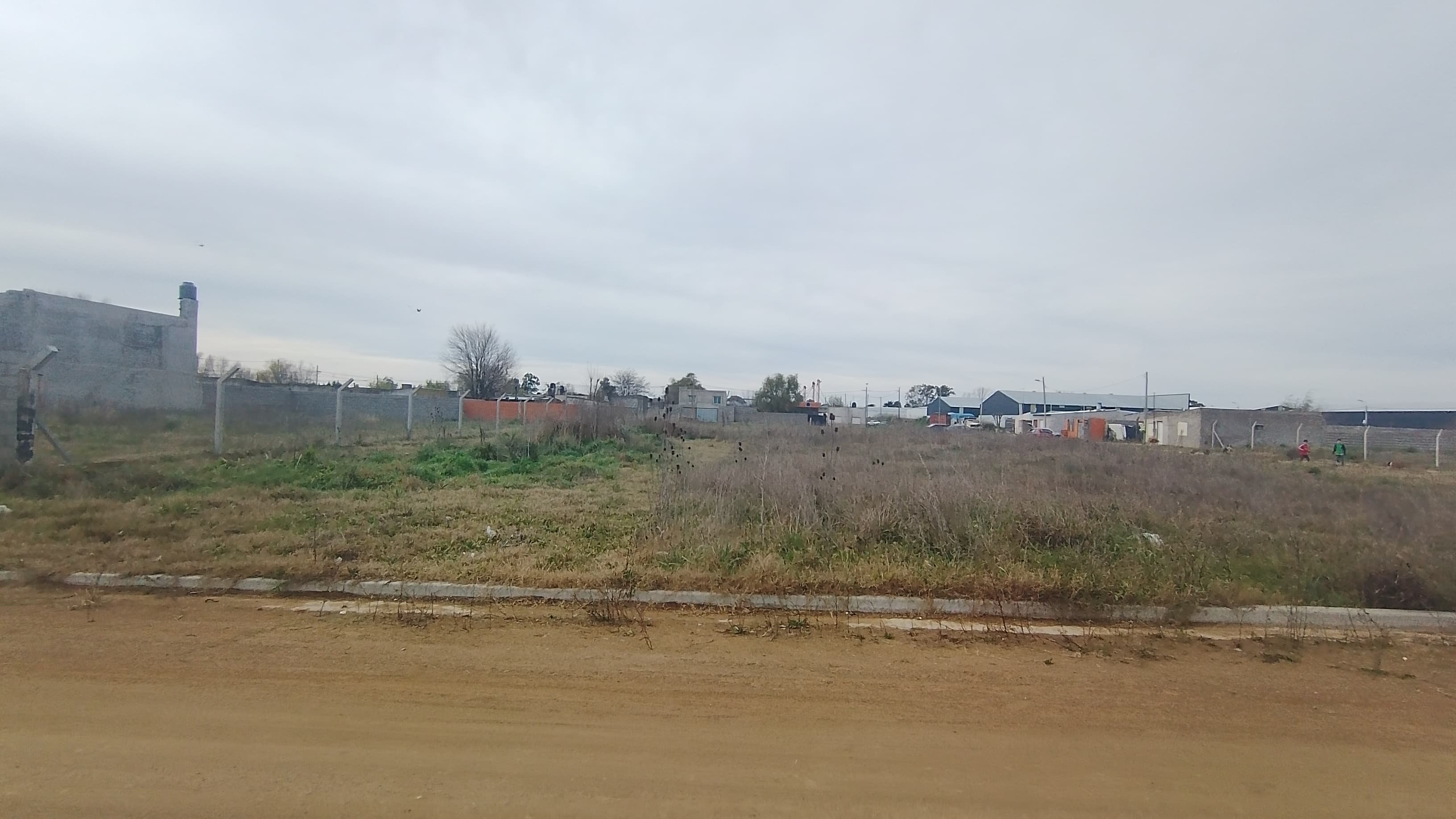 Vende 2 lotes de terreno baldio zona area 226