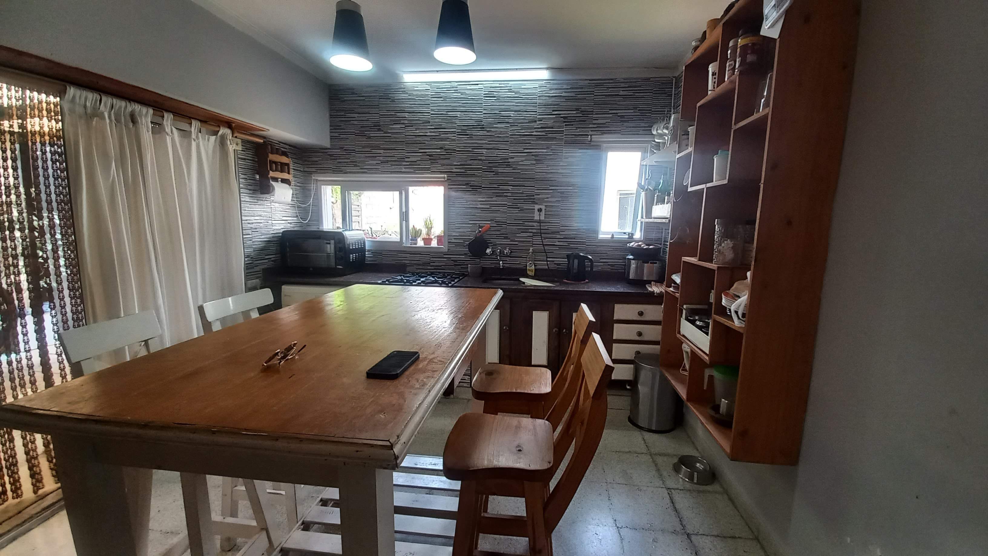 Casa con 2 dormitorios, pileta de natación, y garage pasante.   - 3