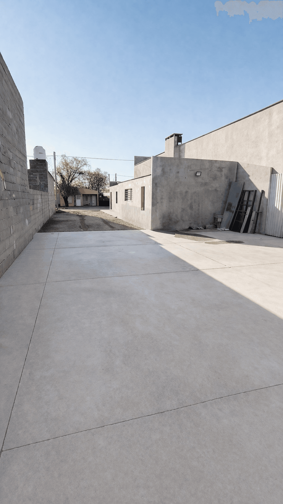 Galpon de 330 m2 sobre 2 lotes  - 8