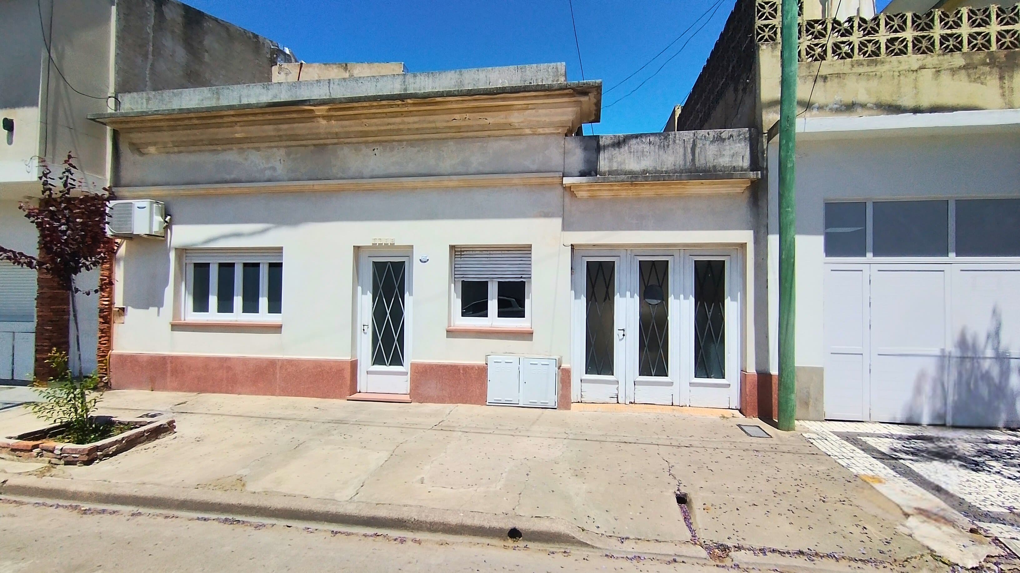 Casa de 3 dormitorios y departamento en planta alta en Mariano Moreno 