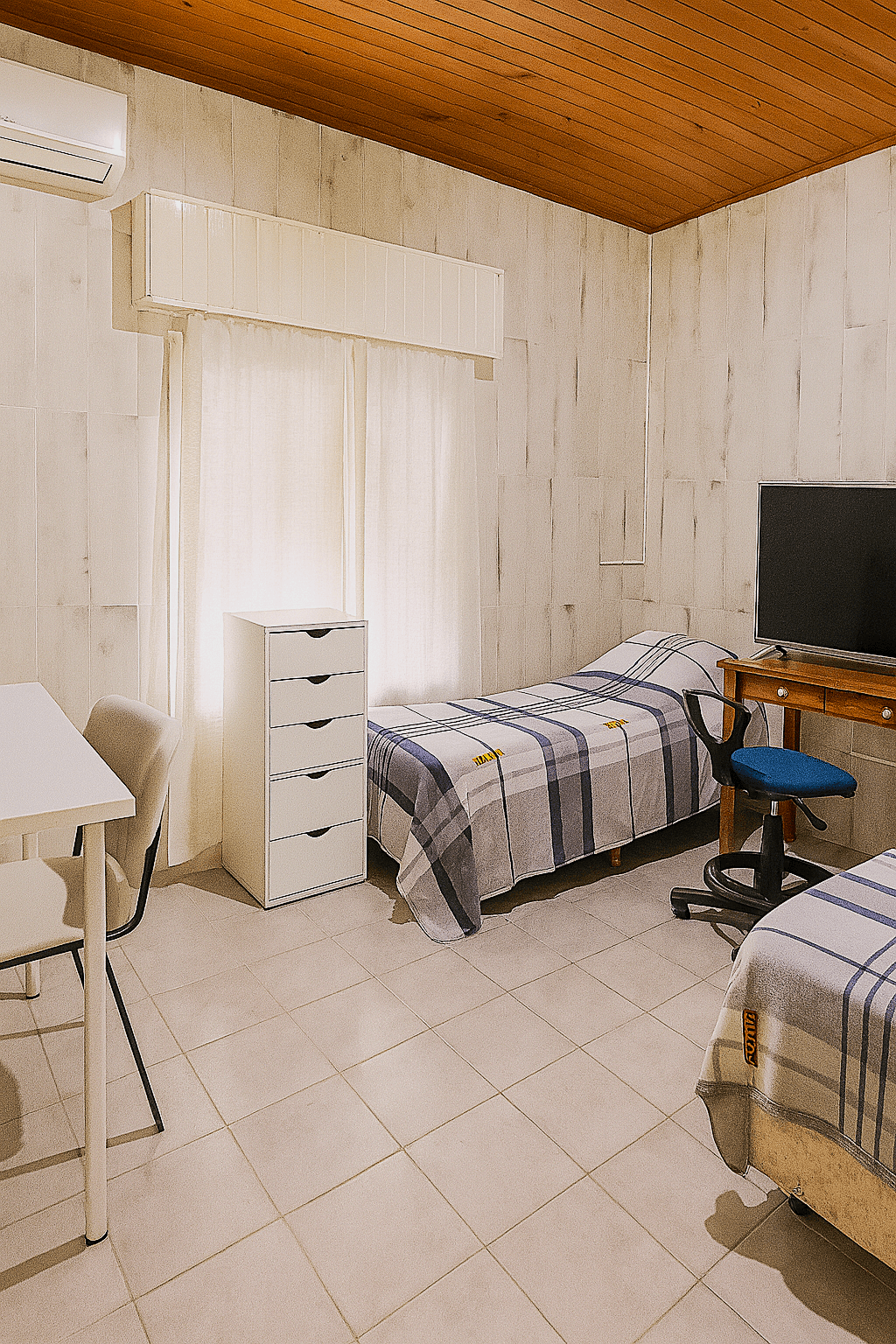 Casa con 2 dormitorios, pileta de natación, y garage pasante.   - 5