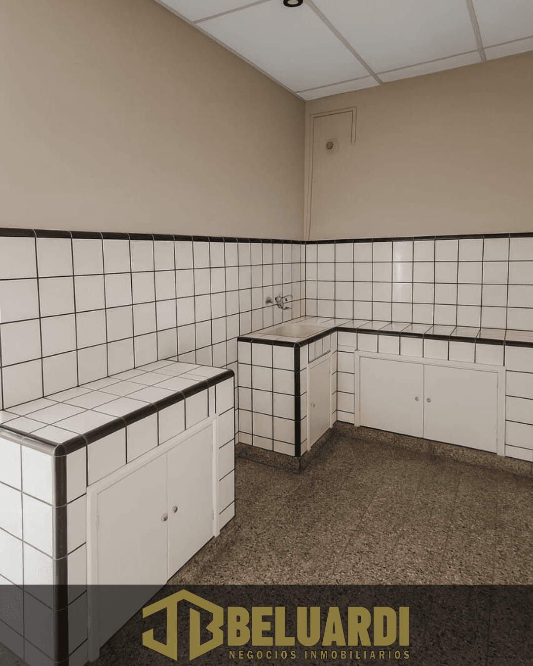 Casa de 3 dormitorios y departamento en planta alta en Mariano Moreno  - 9