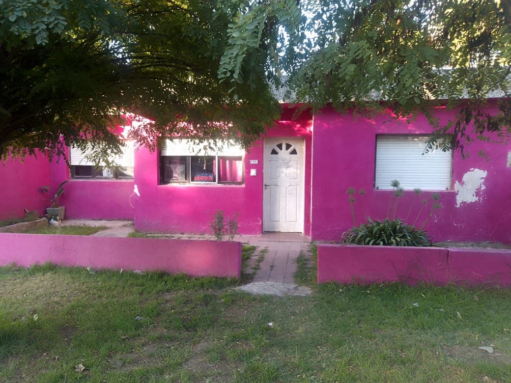 Casa con 3 dormitorios y amplio lote a RECICLAR 