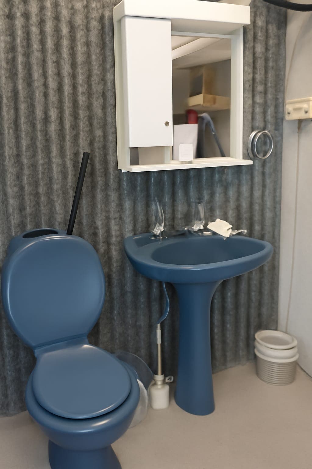 Casa con 2 dormitorios, pileta de natación, y garage pasante.   - 11