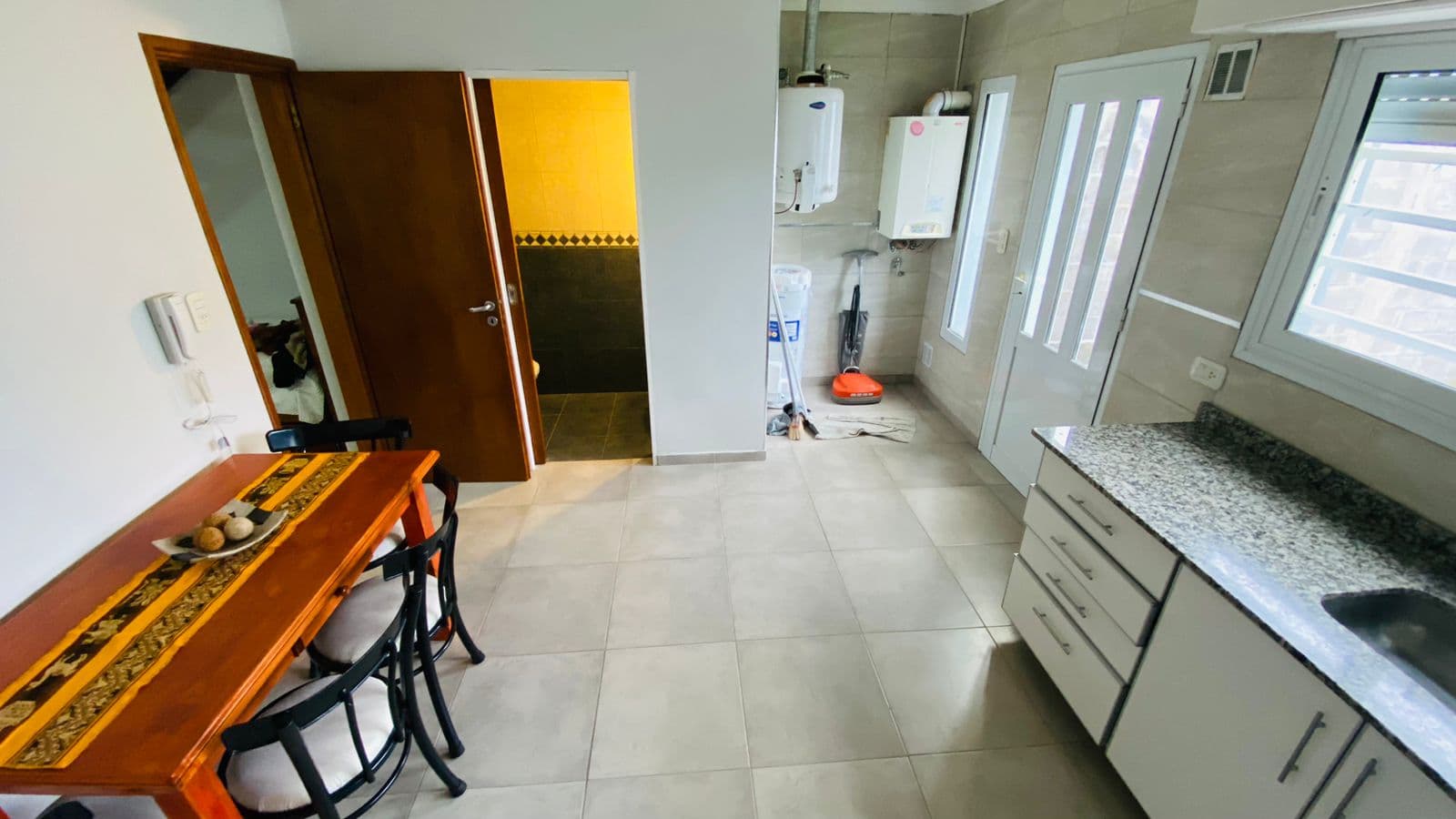 Moderno departamento de 3 dormitorios en 2 plantas sobre Avenida  - 6