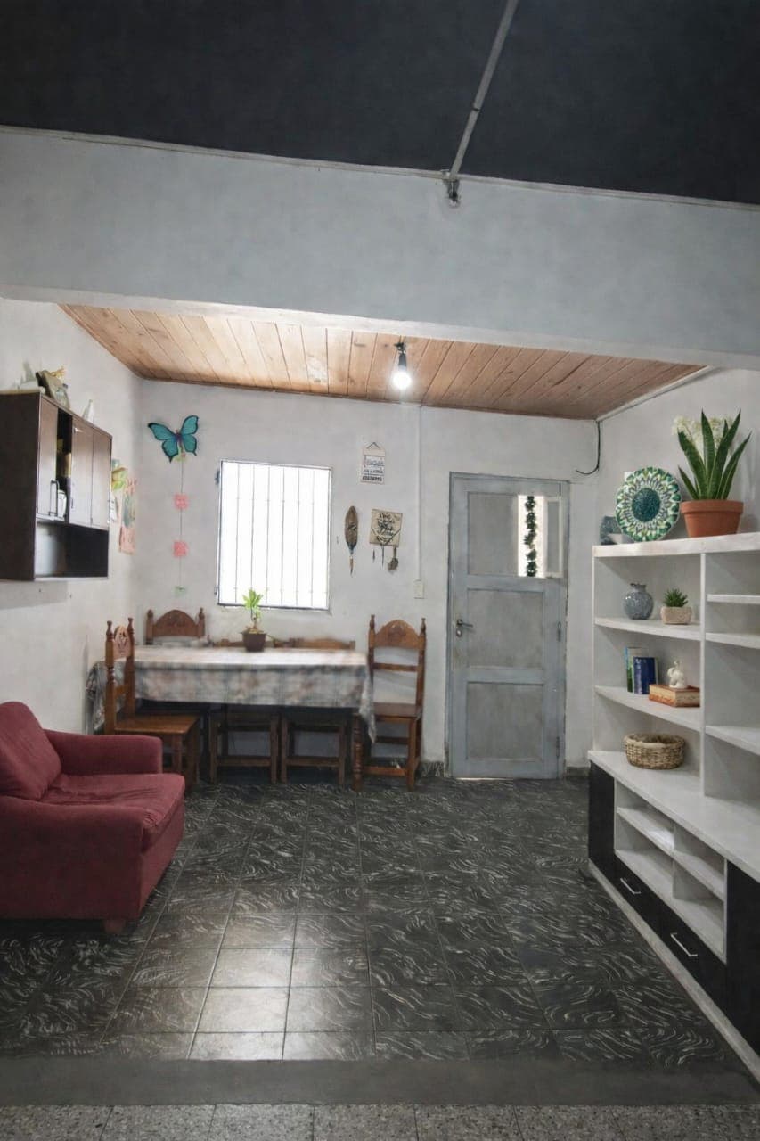 Casa 2 dormitorios con amplio lote en Bolivar  - 2