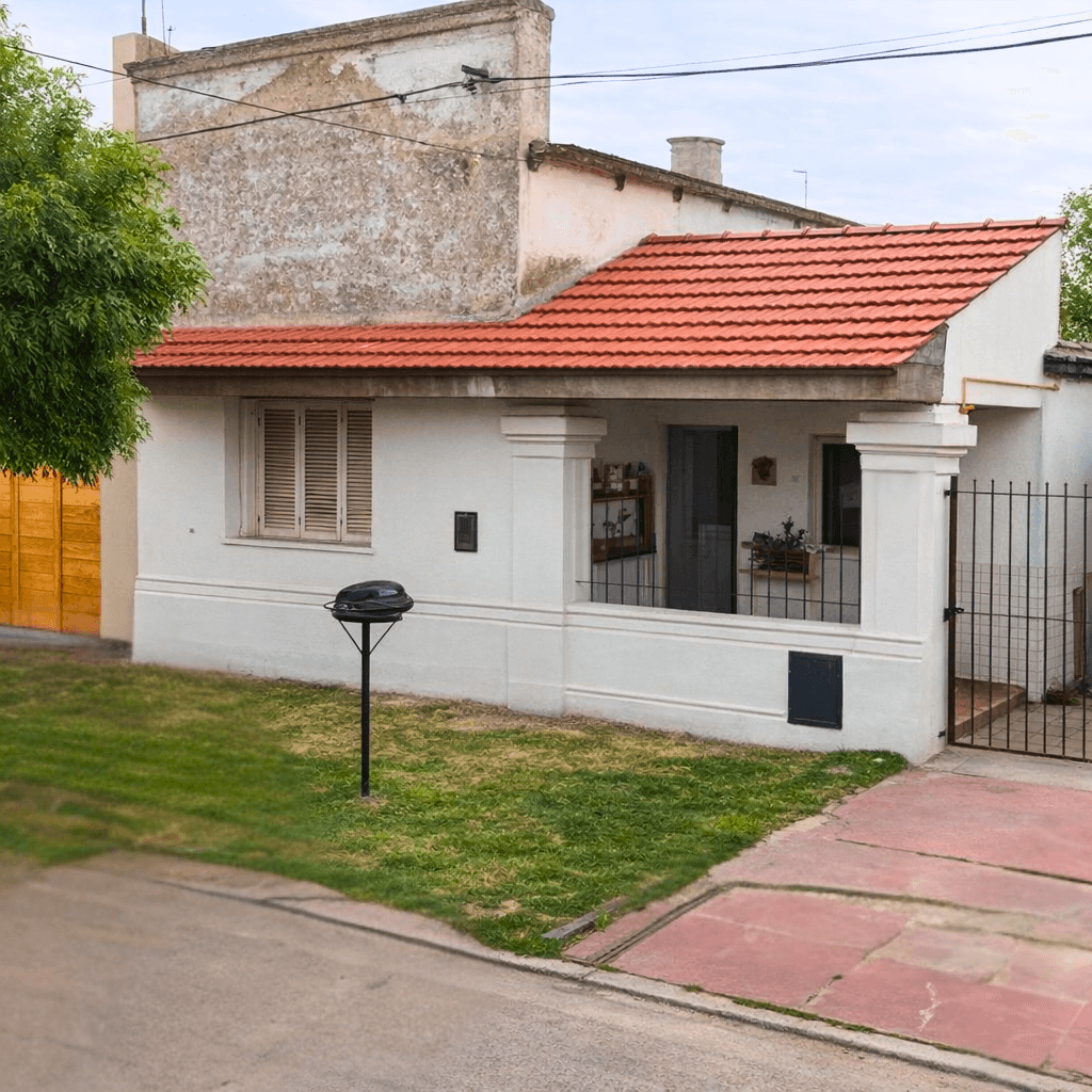 Casa 2 dormitorios con amplio lote en Bolivar 