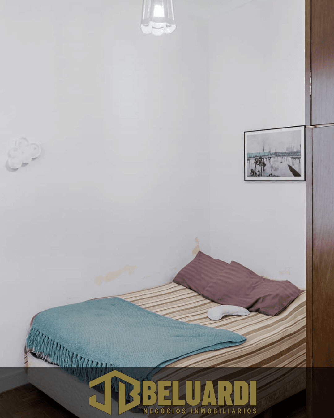 Casa de 3 dormitorios y departamento en planta alta en Mariano Moreno  - 5