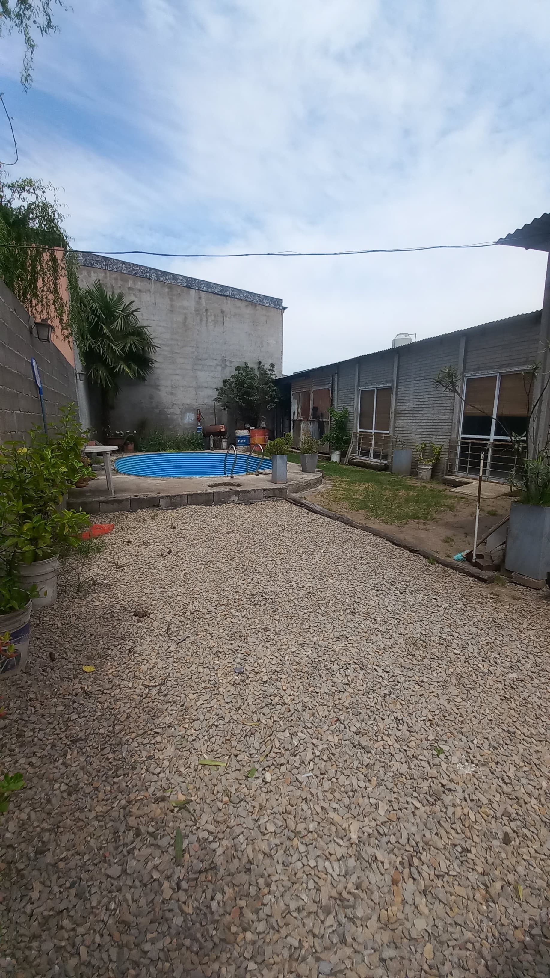 Casa con 2 dormitorios, pileta de natación, y garage pasante.   - 7