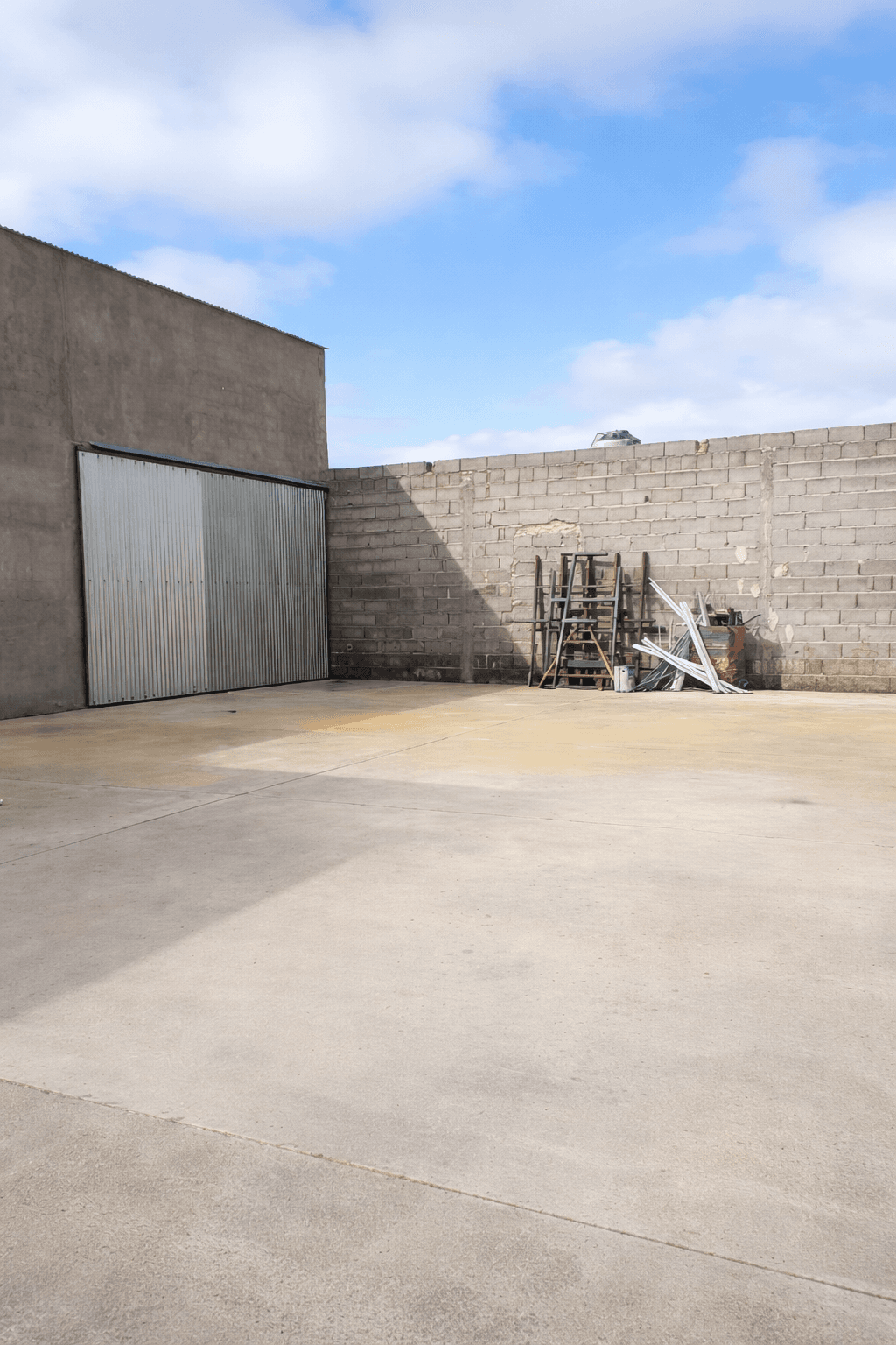 Galpon de 330 m2 sobre 2 lotes  - 9