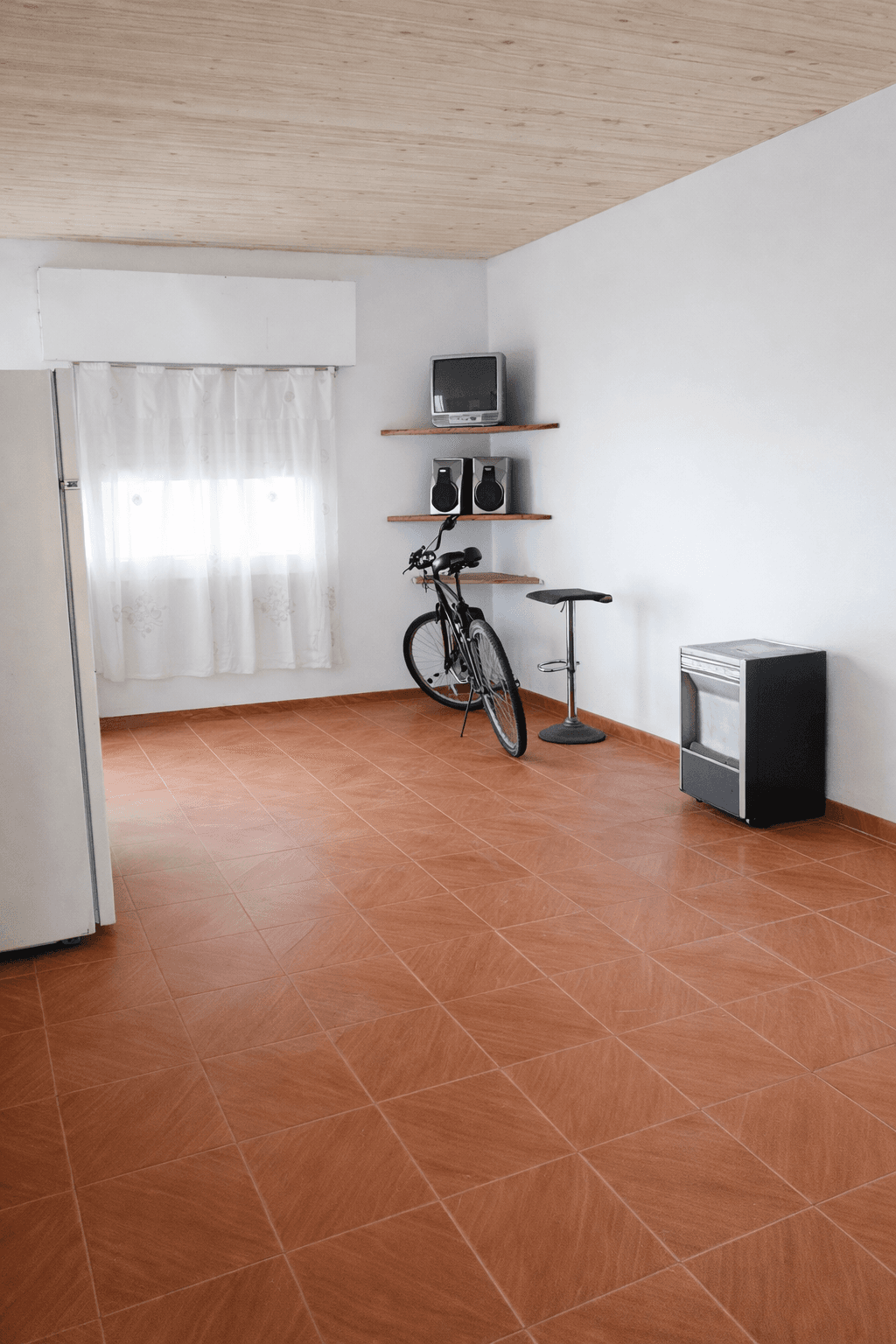 Casa 2 dormitorios con amplio lote.  - 2