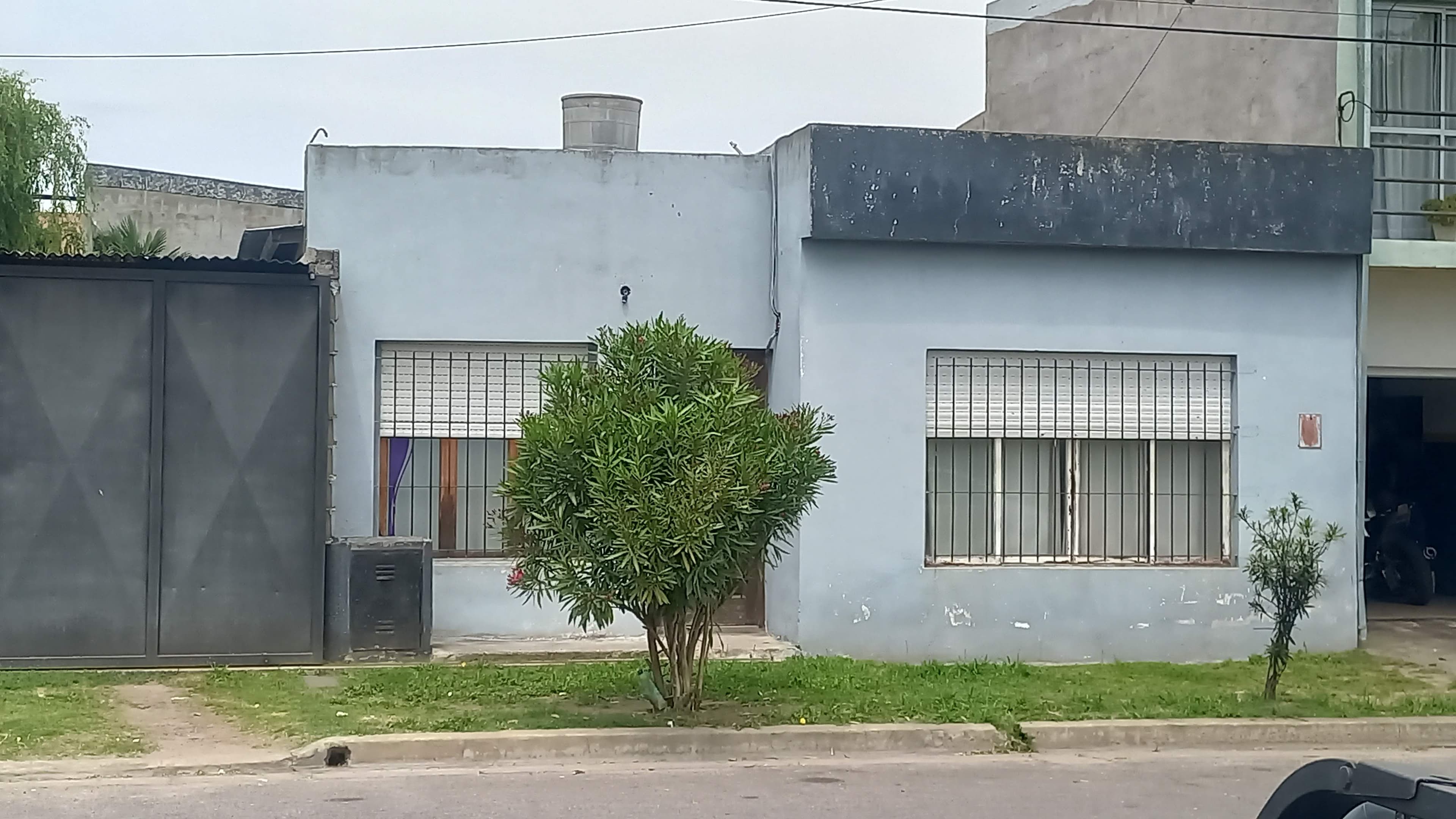 Casa con 2 dormitorios, pileta de natación, y garage pasante.