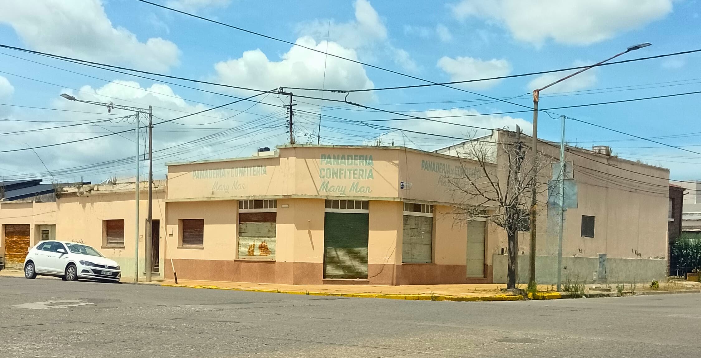 Local comercial para usos múltiples en barrio Pueblo Nuevo sobre importante avenida