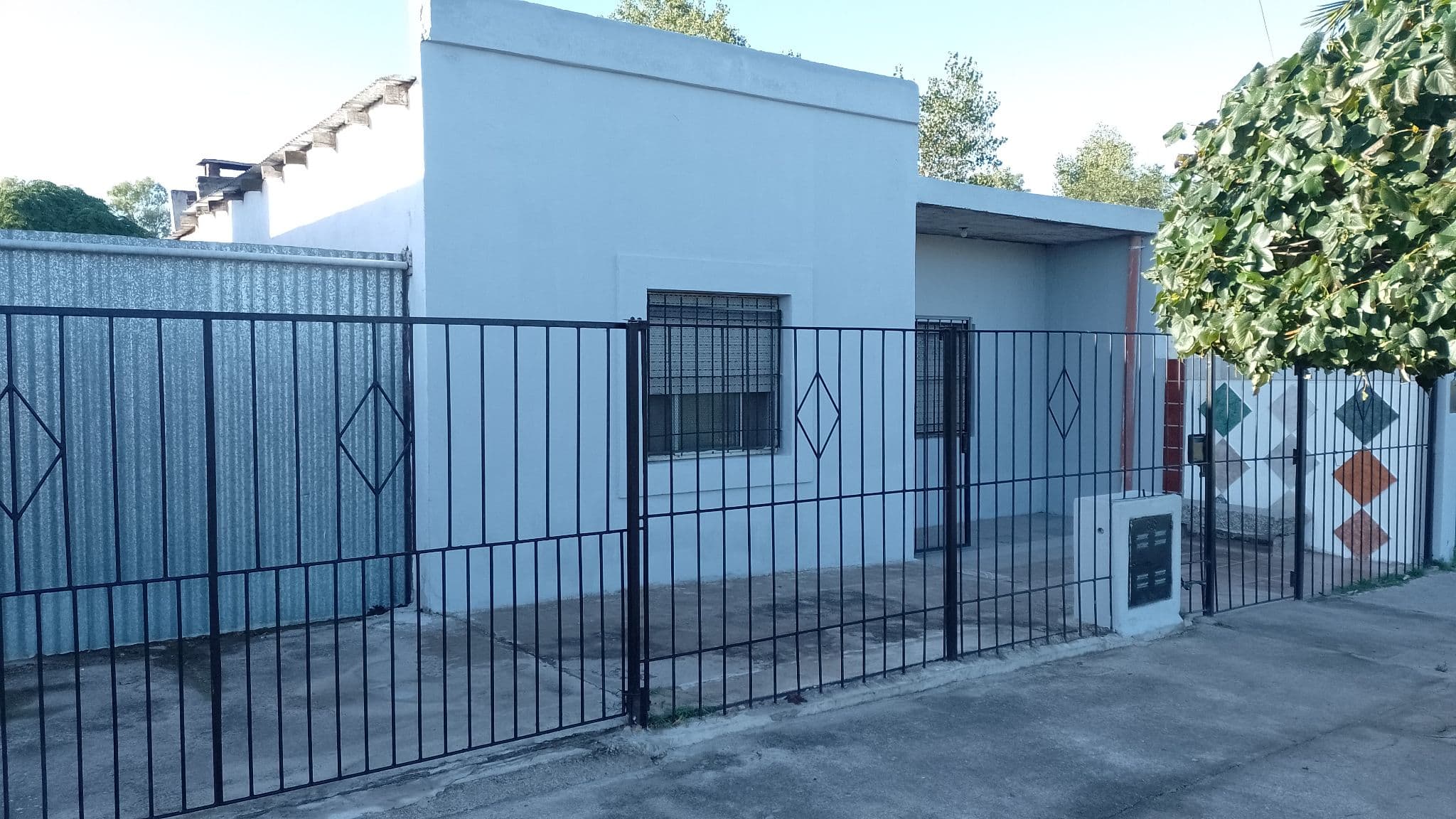 Casa 2 dormitorios con amplio lote.