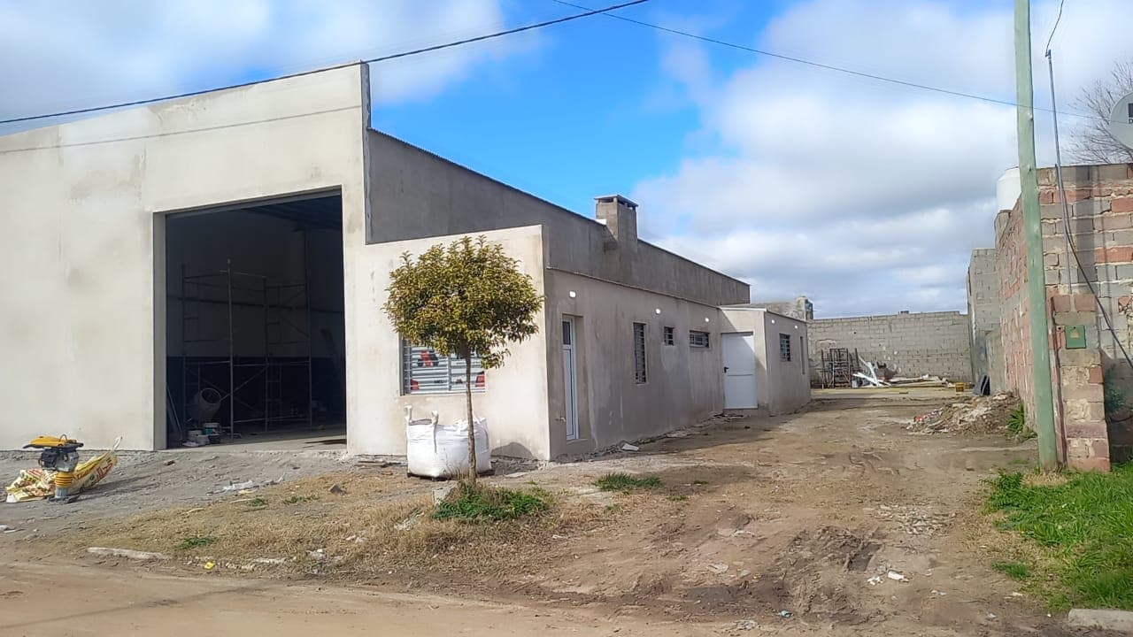 Galpon de 330 m2 sobre 2 lotes